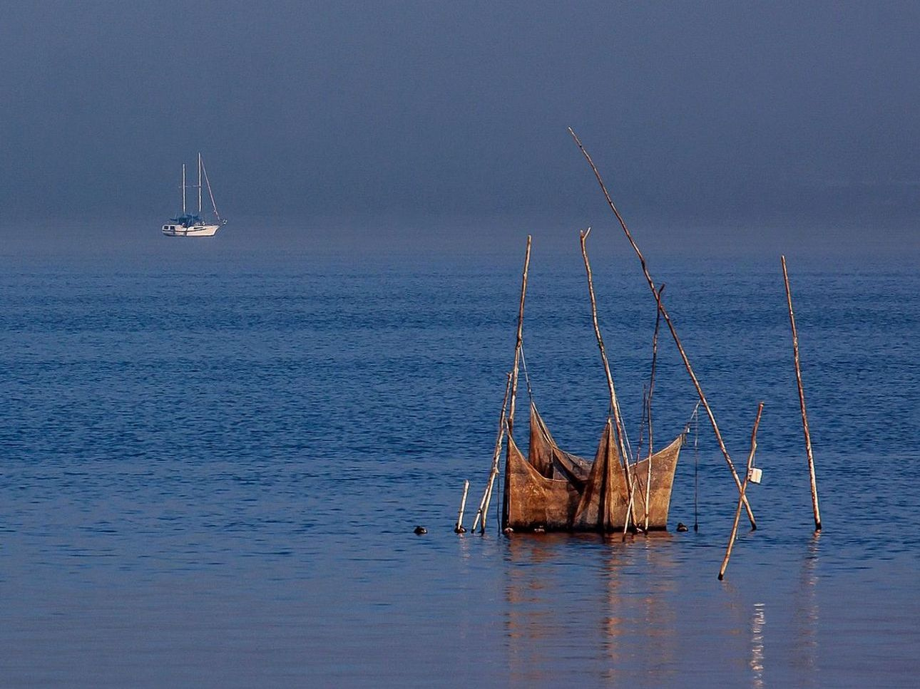 Equipamento de pesca à beira do lago gelado